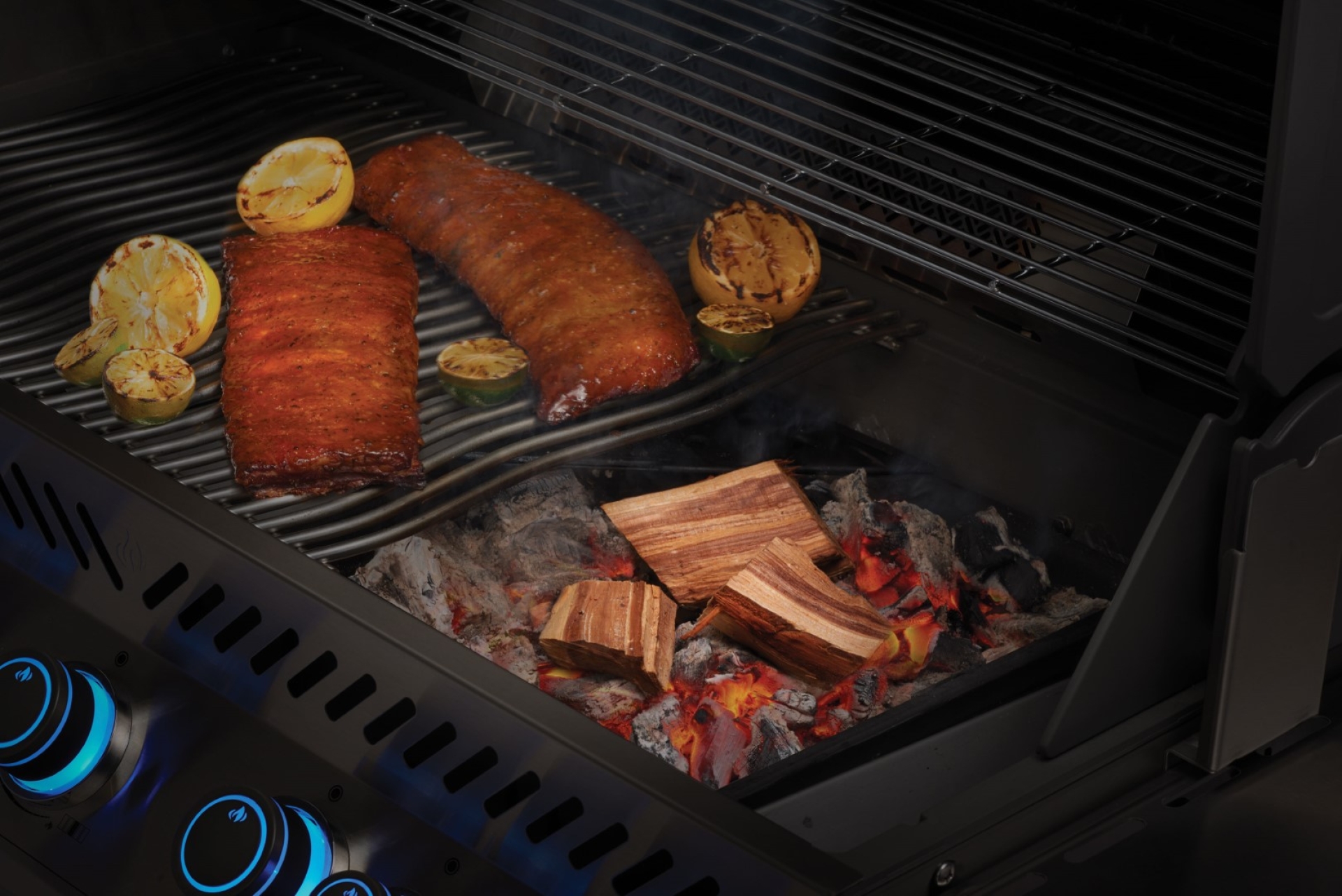 Preview: Napoleon Pflaumen- Räucherchunks (mild) in Benutzung